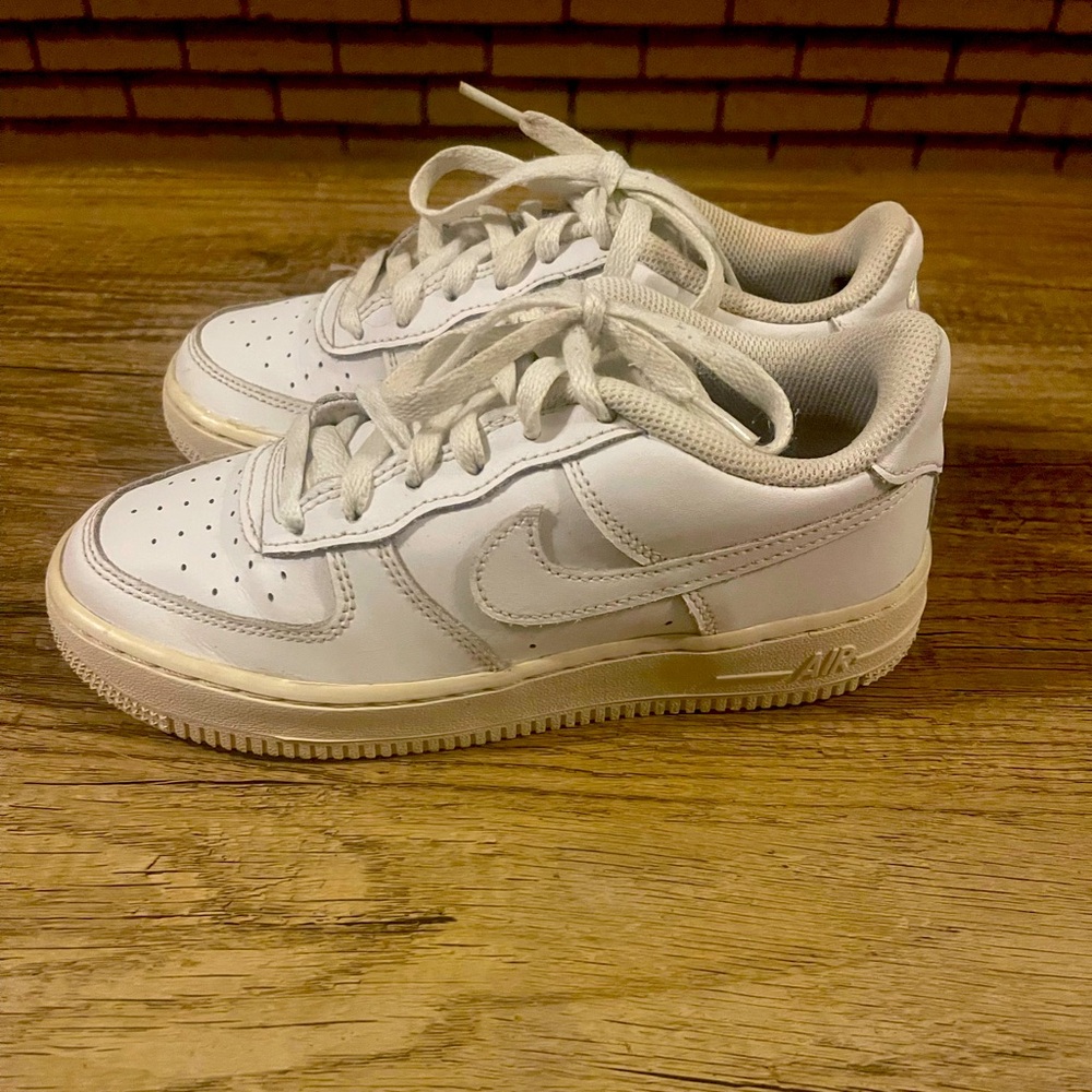 Nike White Air Force 1 Size kids unisex 4Y.